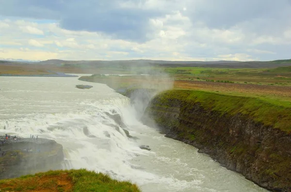 Водопад Гудльфосс является достопримечательностью Золотого Кольца Исландии — стоковое фото