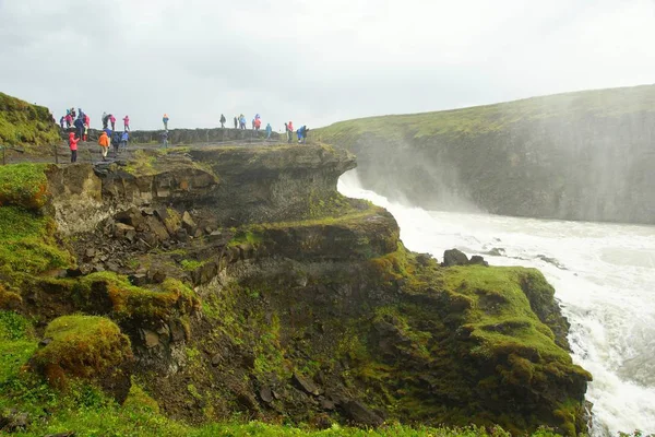 Der Wasserfall Gudlfoss ist die Attraktion des Goldenen Rings Islands — Stockfoto