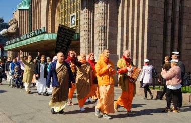 Kitle Hare Krishna geçit töreni ve sokaklarda halkın talepleri