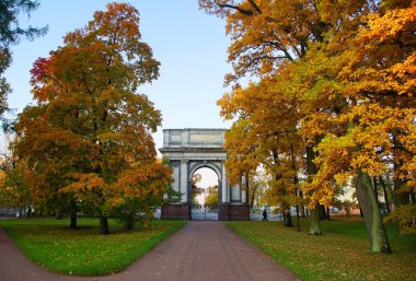 Güneşli bir Ekim sabahı ve Tsarskoye Selo 'daki Catherine Park' ta yürüyüş.