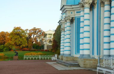 Güneşli bir Ekim sabahı ve Tsarskoye Selo 'daki Catherine Park' ta yürüyüş.