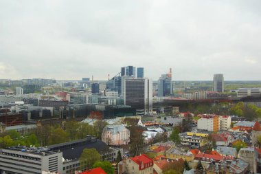 Oliviste kilisesinin çan kulesinden Tallinn 'in çatıları görünüyor.
