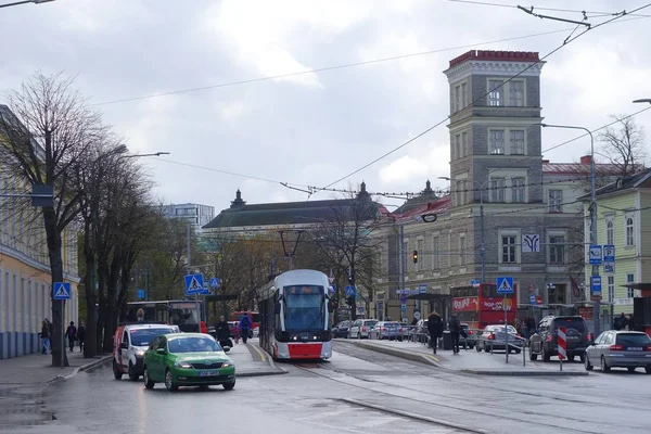 Pazar ve şehir tramvayı caddede — Stok fotoğraf