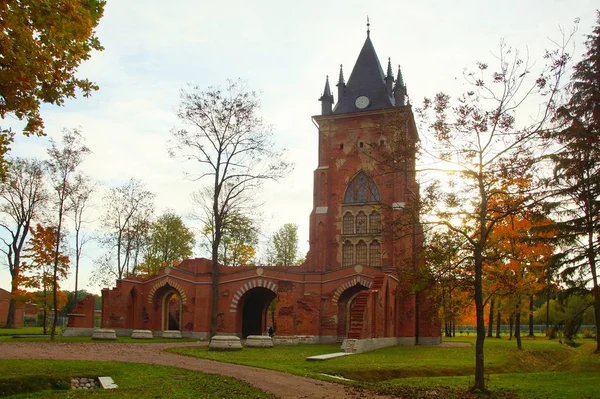 Sunny October morning and a walk in Alexander Park in Tsarskoye Selo — Stock Photo, Image