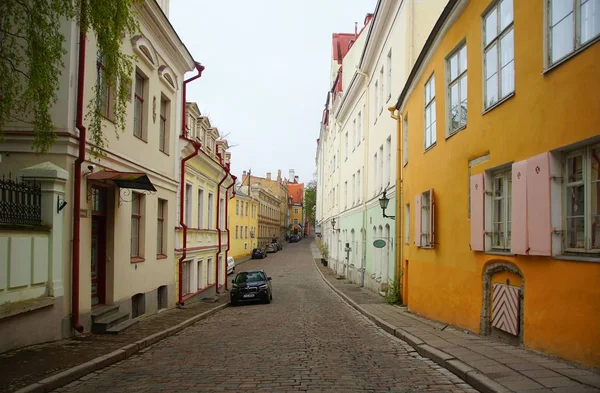 Gloomy maj morgon i den historiska delen av staden — Stockfoto