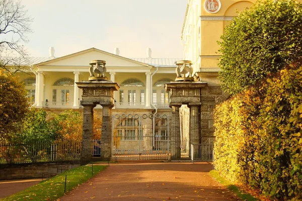 Soleado mañana de octubre y un paseo por el Parque Catherine en Tsarskoye Selo — Foto de Stock