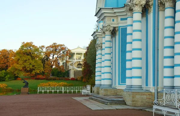 Güneşli bir Ekim sabahı ve Tsarskoye Selo 'daki Catherine Park' ta yürüyüş. — Stok fotoğraf