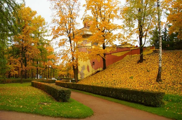 Solig oktober morgon och en promenad i Catherine Park i Tsarskoye Selo — Stockfoto