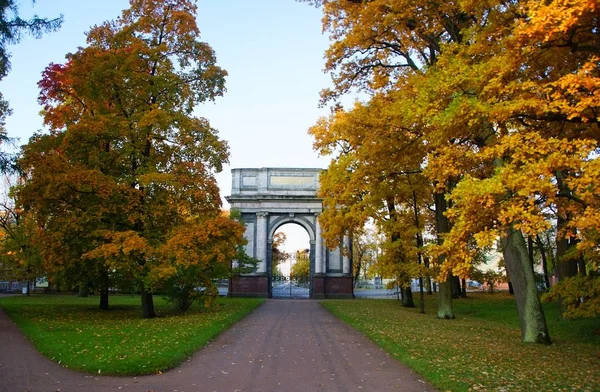 Ensolarado de manhã de outubro e um passeio no Parque Catherine em Tsarskoye Selo — Fotografia de Stock