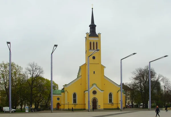 Regenachtige mei ochtend op Tallinn straat in het historische deel van de stad — Stockfoto