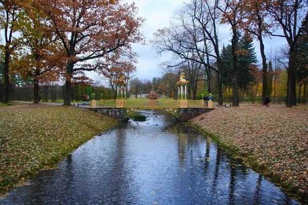 Мрачный октябрьский вечер и прогулка в Александровском парке — стоковое фото