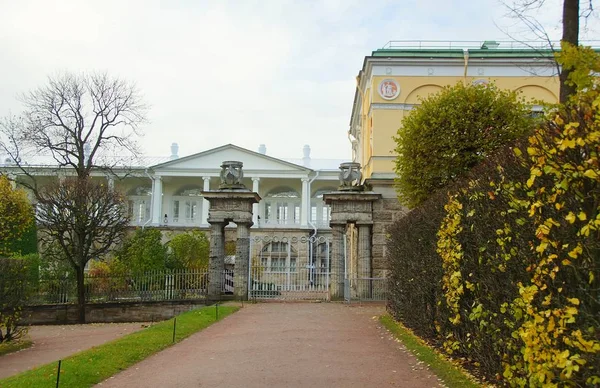 Ensolarado de manhã de outubro e um passeio no Parque Catherine em Tsarskoye Selo — Fotografia de Stock