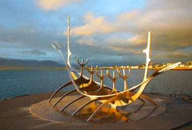 Kasvetli bir akşam ve Reykjavik seti boyunca bir yürüyüş.