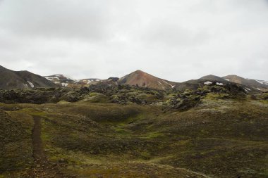 Soğuk yaz sabahı ve renkli dağlar