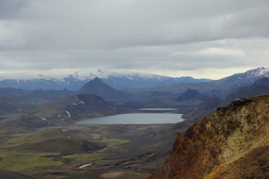 Alftavatn Gölü Landmannalaugar parkının renkli dağlarını süpürdü.