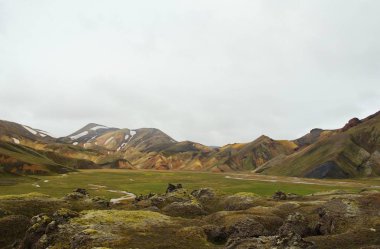 Landmannalaugar Doğal Parkı 'nın renkli dağlarında yürüyüş