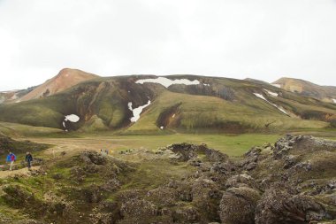 Landmannalaugar Doğal Parkı 'nın renkli dağlarında yürüyüş