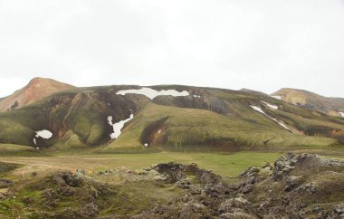 Landmannalaugar Doğal Parkı 'nın renkli dağlarında yürüyüş