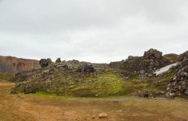 Landmannalaugar Doğal Parkı 'nın renkli dağlarında yürüyüş