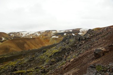 Landmannalaugar Doğal Parkı 'nın renkli dağları arasında serin bir yaz sabahı.