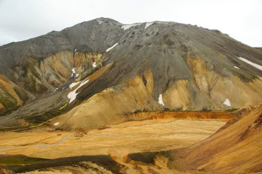 Landmannalaugar Doğal Parkı 'nın renkli dağları arasında serin bir yaz sabahı.