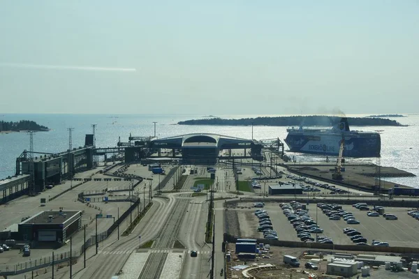 Mei zonnige dag en uitzicht op de passagiersterminal — Stockfoto