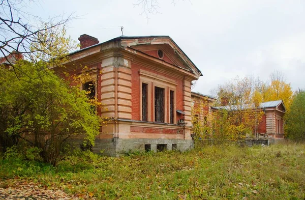Abandoned building in the Lower Park in Tsarskoye Selo — Stock Photo, Image