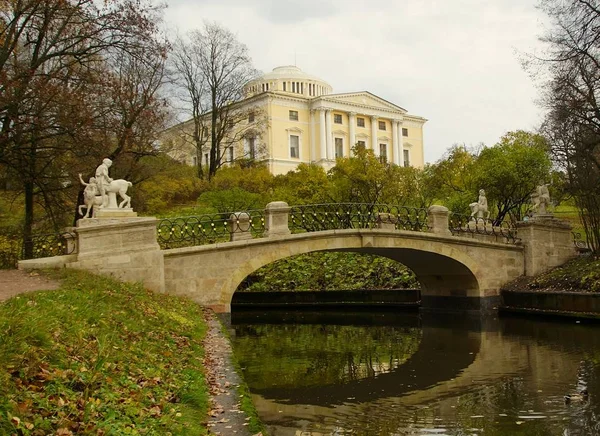 Düsterer Oktobermorgen und Spaziergang im Pavlovsky Park — Stockfoto