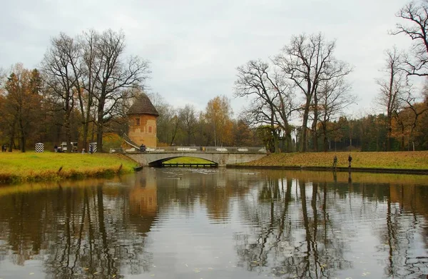 Gloomy October morning and a walk in Pavlovsky Park, Peel Tower — Stock Photo, Image