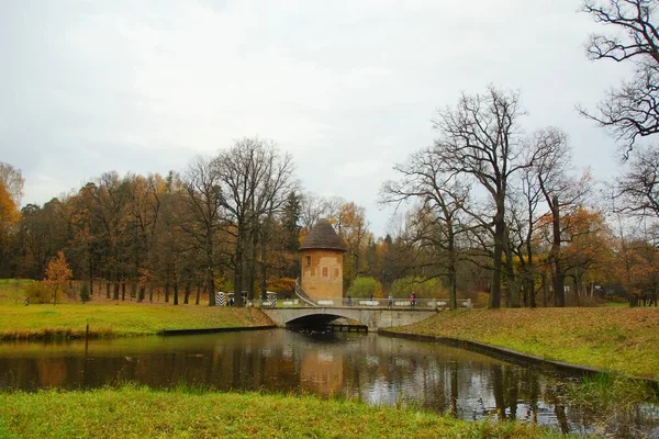 Düsterer Oktobermorgen und Spaziergang im Pavlovsky Park, Peelingturm — Stockfoto