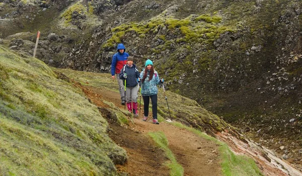 İzlanda, Landmannalaugar - 17 Haziran 2019: serin sabah, Landmannalaugar- Hoskuldskali yürüyüşü ve gayzer durağı