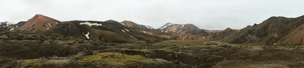 Wanderung in den farbenfrohen Bergen des Naturparks Landmannalaugar — Stockfoto