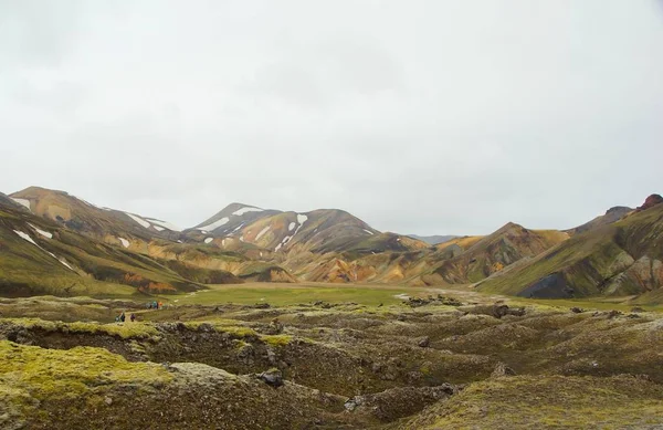 Πεζοπορία στα χρωματιστά βουνά του Landmannalaugar Φυσικό Πάρκο — Φωτογραφία Αρχείου