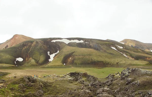 Wanderung in den farbenfrohen Bergen des Naturparks Landmannalaugar — Stockfoto