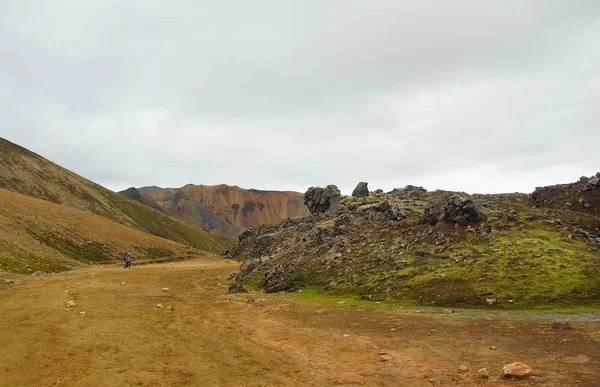 Túrázás a színes hegyekben a Landmannalaugar Természeti Park — Stock Fotó