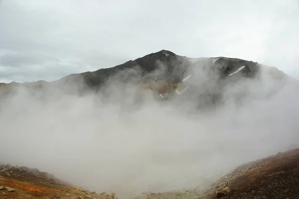 Matin d'été frais parmi les montagnes colorées du parc naturel Landmannalaugar — Photo