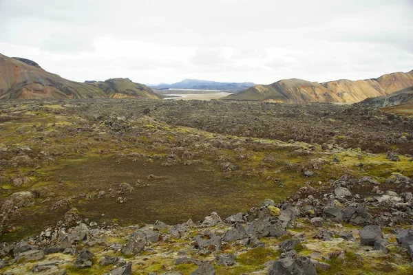 Caminata por las coloridas montañas del Parque Natural Landmannalaugar — Foto de Stock