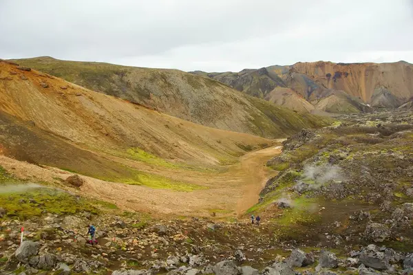 Πεζοπορία στα χρωματιστά βουνά του Landmannalaugar Φυσικό Πάρκο — Φωτογραφία Αρχείου