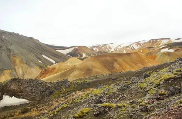 Fresca mañana de verano entre las coloridas montañas del Parque Natural Landmannalaugar — Foto de Stock