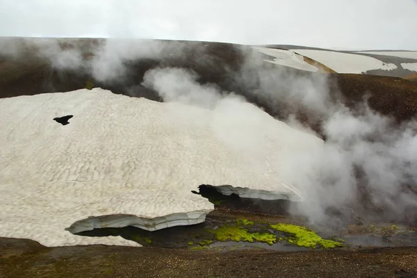 Landmannalaugar-Hoskuldskali hike and stop at the geyser — Stock Photo, Image