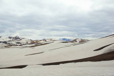 Renkli dağların arasında serin bir yaz sabahı