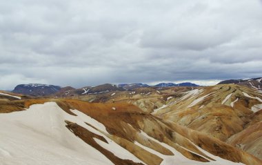 Renkli dağların arasında serin bir yaz sabahı