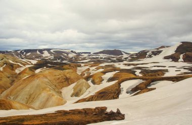 Renkli dağların arasında serin bir yaz sabahı