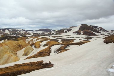 Renkli dağların arasında serin bir yaz sabahı