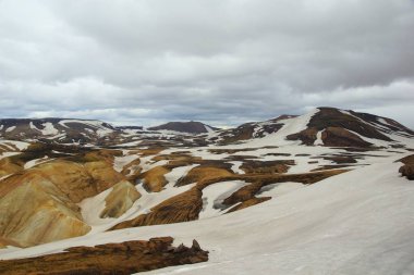 Renkli dağların arasında serin bir yaz sabahı