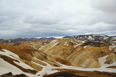 Renkli dağların arasında serin bir yaz sabahı