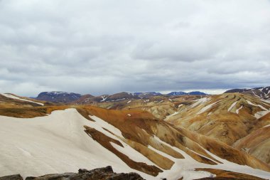 Renkli dağların arasında serin bir yaz sabahı
