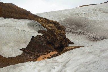 Güzel karlı manzaralar ve renkli dağlar