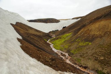 Güzel karlı manzaralar ve renkli dağlar