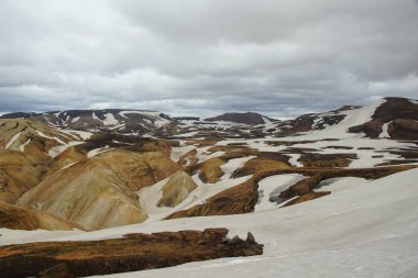 Güzel karlı manzaralar ve renkli dağlar